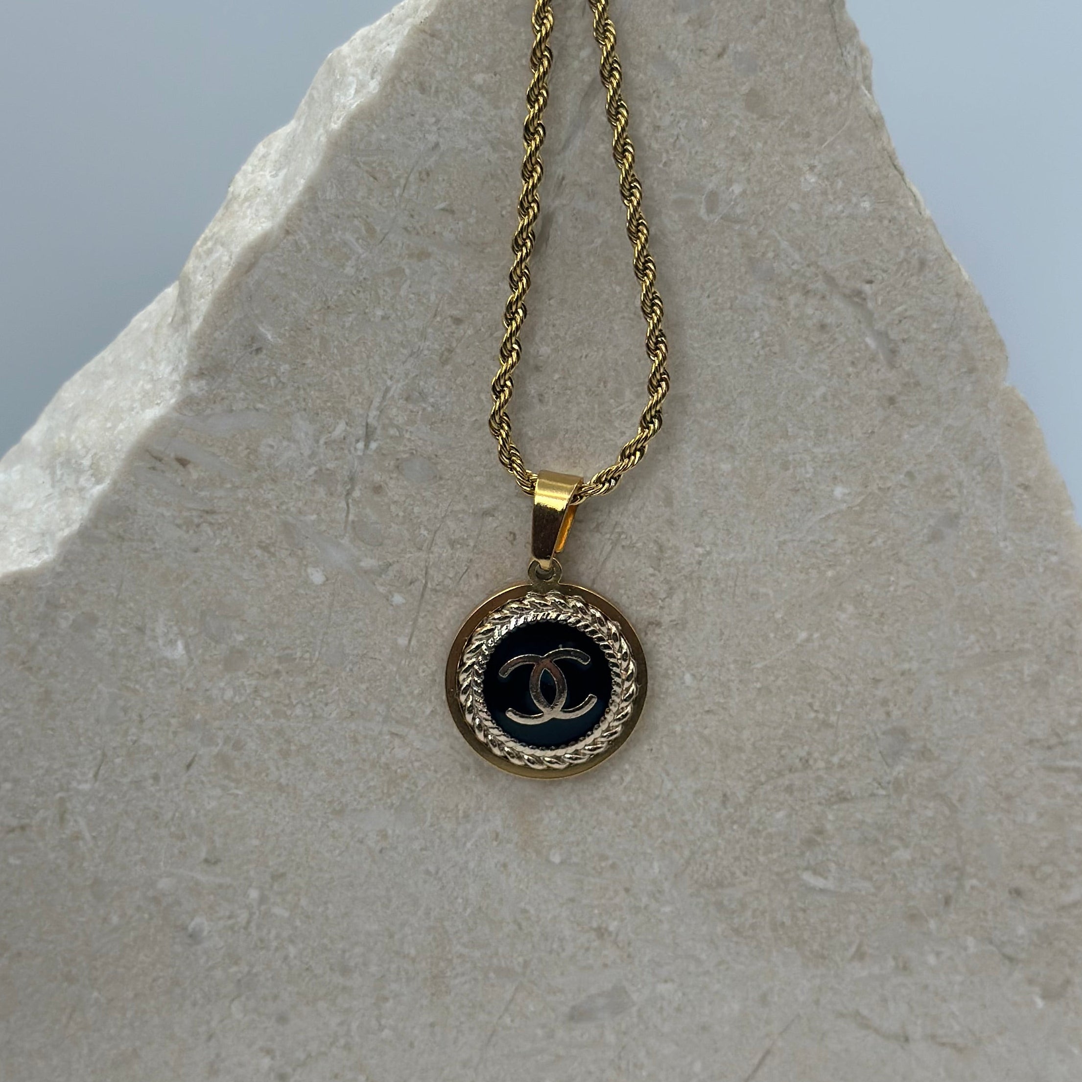 Chanel black & gold 16 mm