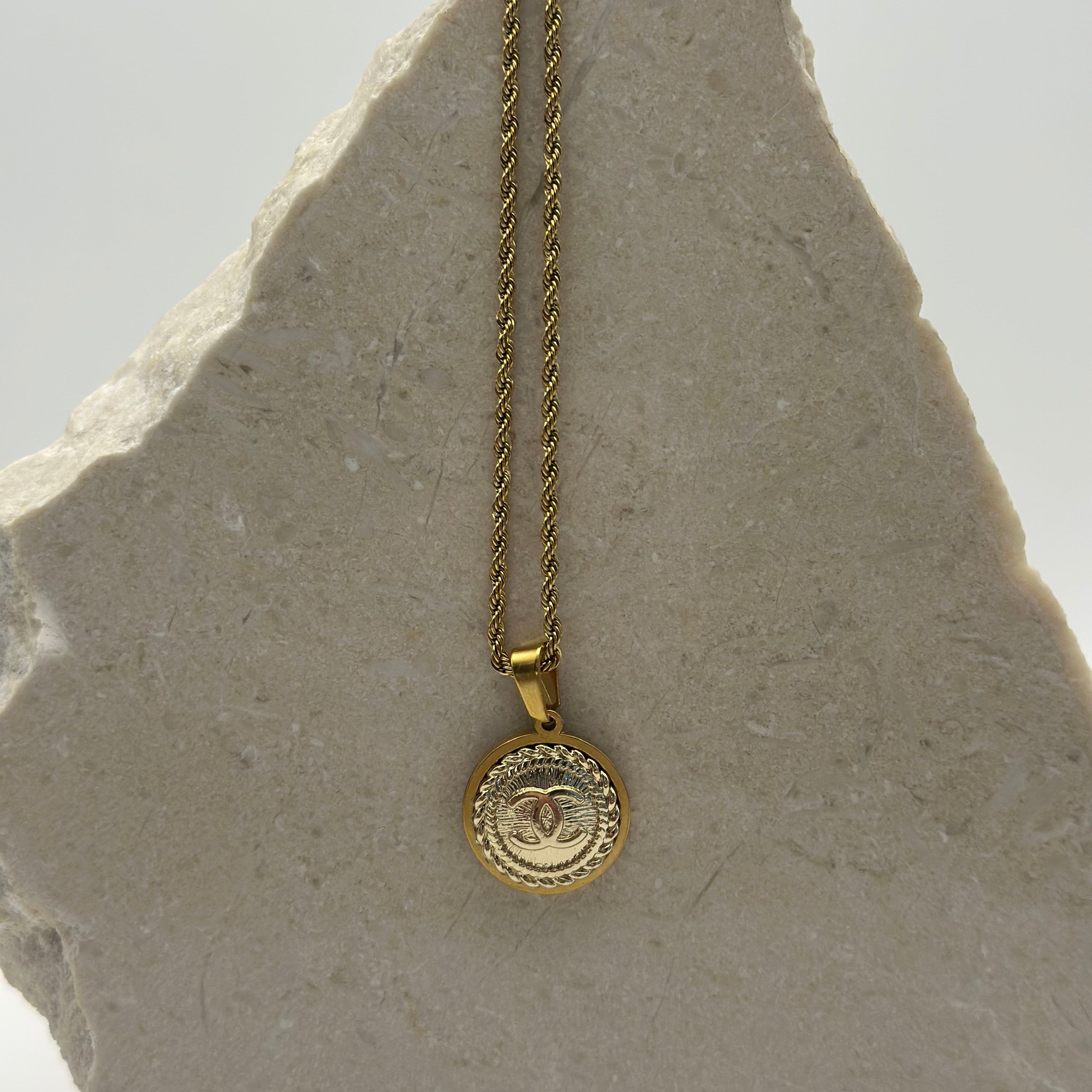 Chanel gold 16 mm