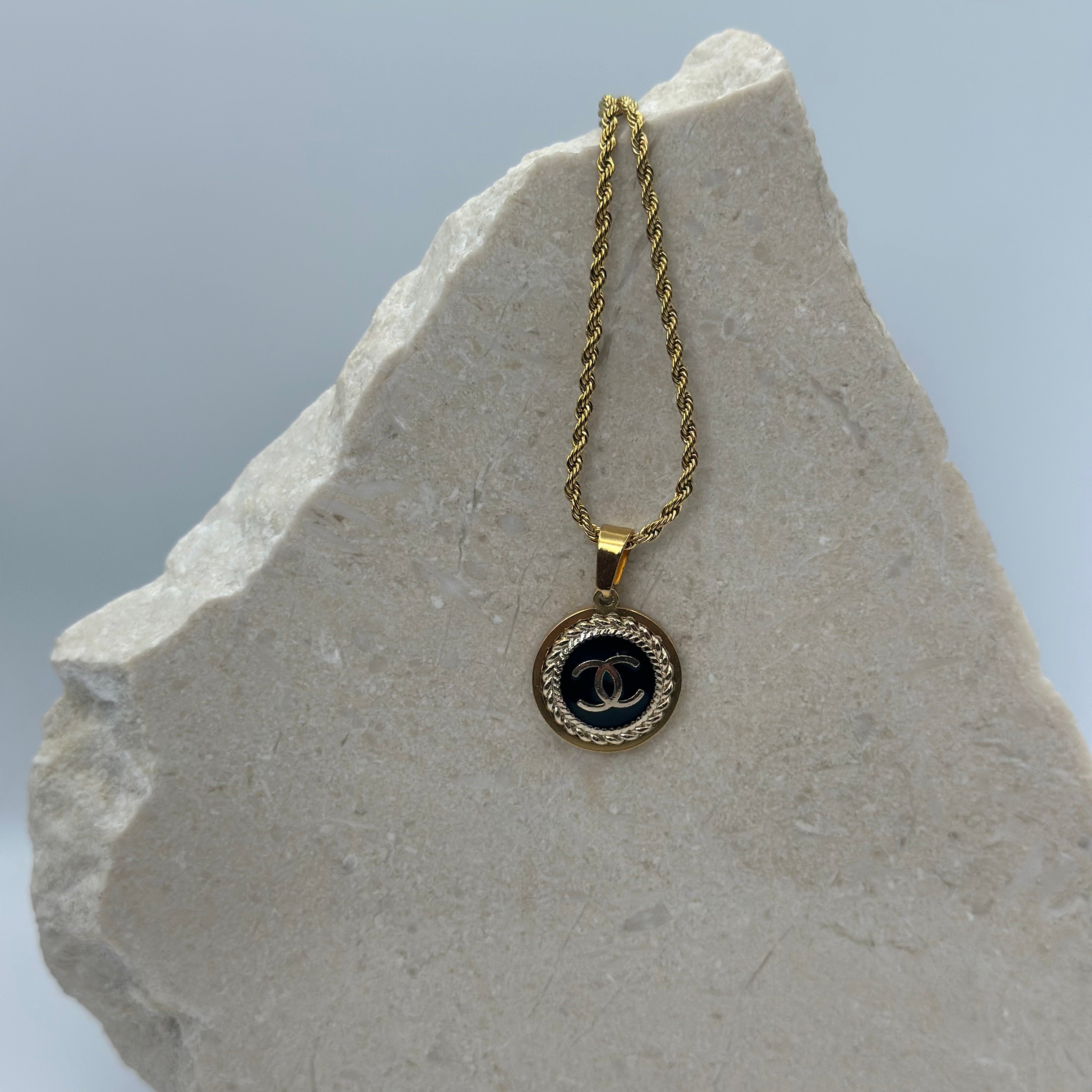 Chanel black & gold 16 mm