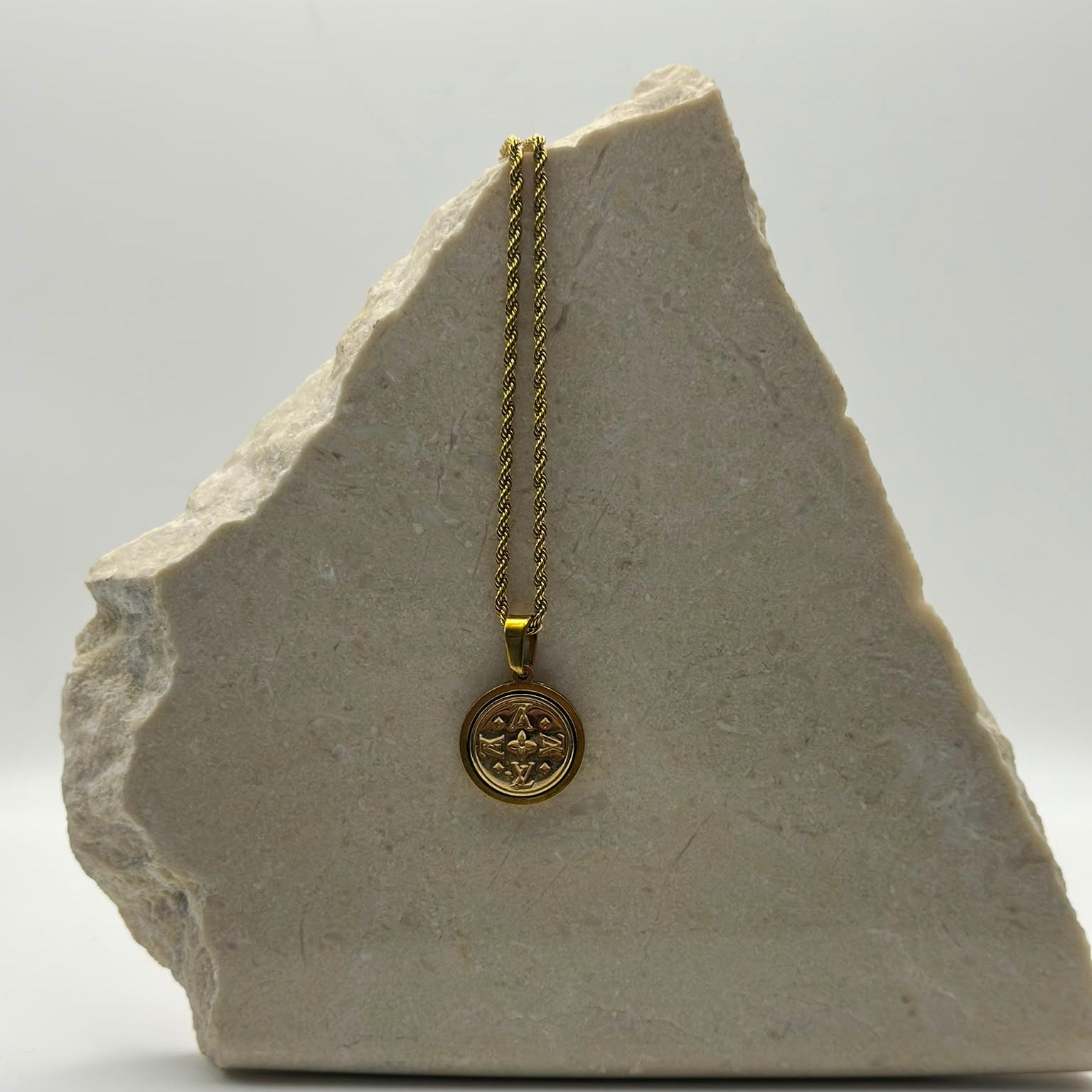 Louis Vuitton gold 16 mm