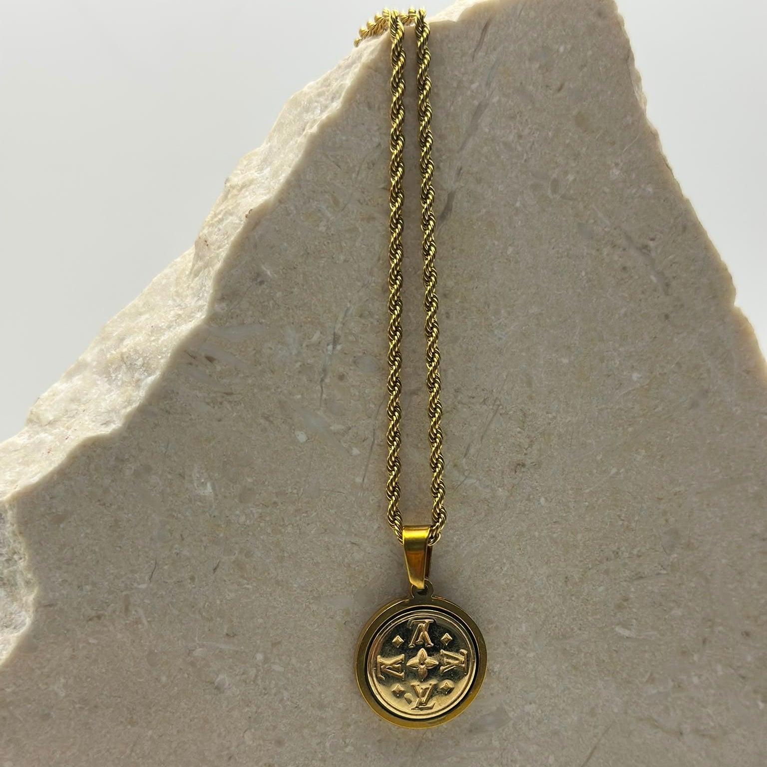 Louis Vuitton gold 16 mm